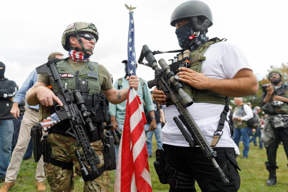 Miembros del grupo Proud Boys, de extrema derecha y simpatizantes de Donald Trump, portan armas de alto poder durante una manifestación en Portland. (Getty Images)