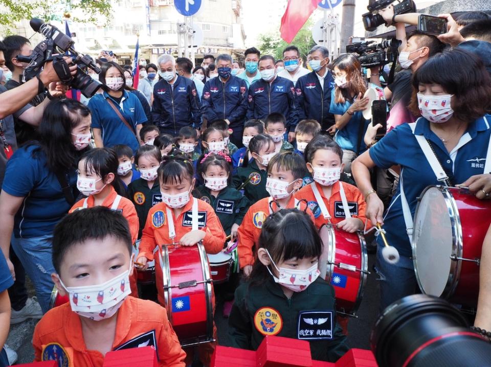 《圖說》幼兒園小小空軍樂隊與新北市長侯友宜、臺北市長柯文哲、桃園副市長李憲明及基隆副市長林永發一同熱鬧進場。〈文化局提供〉