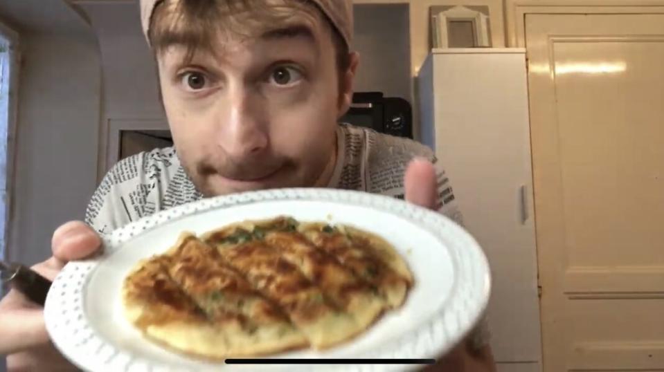 <p>YouTuber費艾力首次挑戰自己做蛋餅、蔥油餅。(圖|翻攝自影片)</p>
