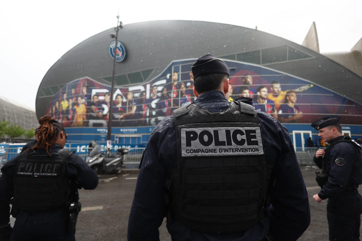 Des policiers montent la garde devant le stade du Parc des Princes, à Paris, le 9 avril 2024, à la veille du quart de finale aller de la Ligue des champions PSG-Barça.