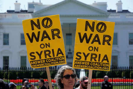 Manifestantes congregados tras los ataques a Siria en las afueras de la Casa Blanca en Washington, EEUU, el 14 de abril de 2018. REUTERS/Yuri Gripas