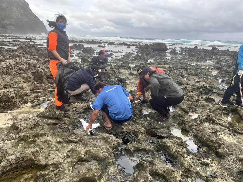 台東縣環境保護局1日接獲民眾通報，綠島知名景點柚子湖發生不明來源油污染，現場初判為重油污染，目前未完全清除，為免人為因素造成二次污染，籲民眾及遊客暫勿前往。（圖／綠島鄉公所提供）