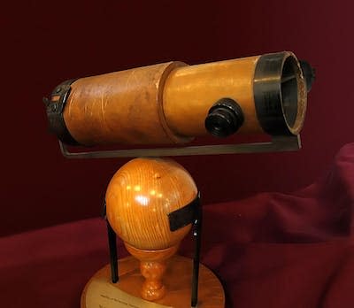 Réplica del telescopio de Newton. <a href="https://commons.m.wikimedia.org/wiki/File:NewtonsTelescopeReplica.jpg#mw-jump-to-license" rel="nofollow noopener" target="_blank" data-ylk="slk:Wikimedia Commons;elm:context_link;itc:0;sec:content-canvas" class="link ">Wikimedia Commons</a>, <a href="http://creativecommons.org/licenses/by/4.0/" rel="nofollow noopener" target="_blank" data-ylk="slk:CC BY;elm:context_link;itc:0;sec:content-canvas" class="link ">CC BY</a>