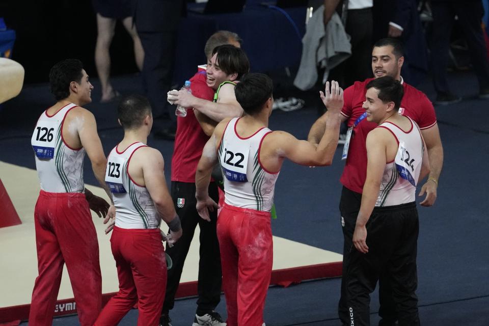 El equipo mexicano de gimnasia artística festeja tras la competición en los Juegos Centroamericanos y del Caribe, el sábado 24 de junio de 2023 (AP Foto/Arnulfo Franco)