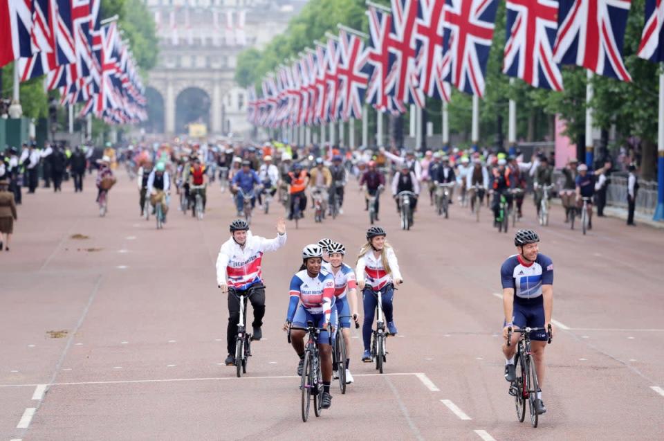Sir Chris Hoy and members of the Team GB cycling team ride down the Mall (Chris Jackson/PA) (PA Wire)