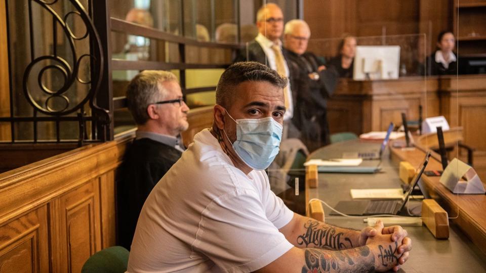 Anis Mohamed Youssef Ferchichi, bekannt als Rapper Bushido, zu Beginn eines Prozesses gegen den Chef einer bekannten arabischstämmigen Großfamilie in einem Gerichtssaal des Landgerichts. (Bild: dpa)