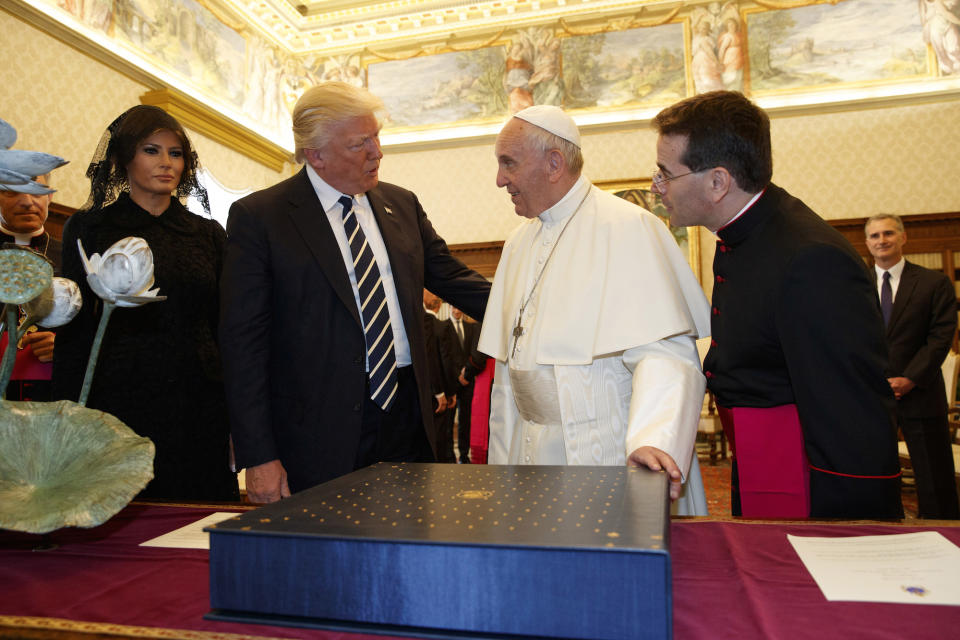 trump pope gift