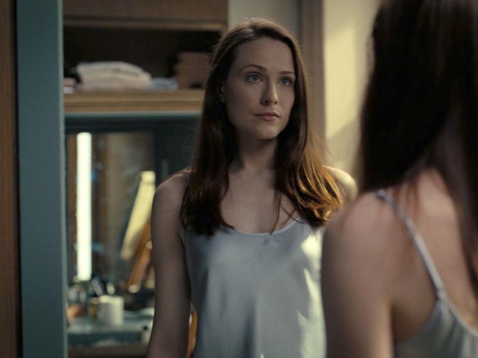 A woman looking into a mirror (Evan Rachel Wood).