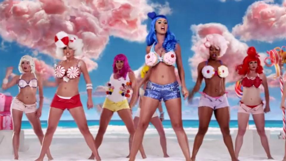 <p>Katy Perrys Cupcake-BH ist beinahe so berühmt wie der Song “California Gurls”, in dessen Musikvideo sie ihn trug. (Foto: Virgin Records) </p>