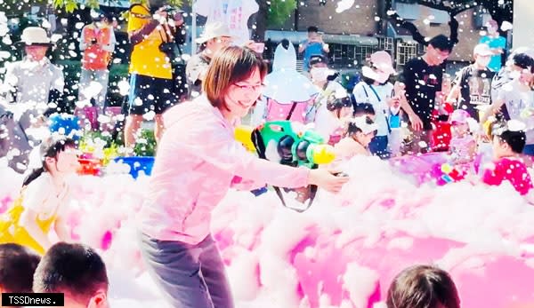 去年深受親子熱愛的「夏日泡泡趴」，今年屏東市公所於千禧公園再度開趴。（記者陳真攝）
