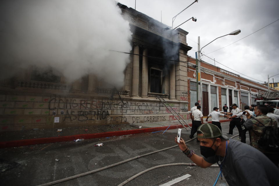 Nubes de humo salen desde el edificio del Congreso después de que manifestantes le prendieran fuego, en la Ciudad de Guatemala, el sábado 21 de noviembre de 2020. Centenares de manifestantes protestaban en varias partes del país el sábado contra el presidente guatemalteco Alejandro Giammattei y miembros del Congreso por la aprobación del presupuesto 2021 que redujo los fondos para educación, salud y lucha por los derechos humanos. (Foto AP/Moisés Castillo)