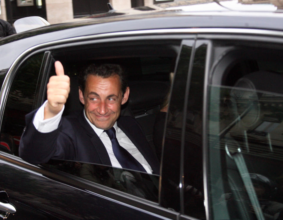 <b>6 mai 2007. Nicolas Sarkozy est élu président de la République.</b> <br> Nicolas Sarkozy (UMP) est élu président de la République au second tour face à Ségolène Royal (PS) avec 53,06% des suffrages. Avant de rejoindre la place de la Concorde à Paris, où l'attendent ses partisans, l'homme fort de l'UMP passe une partie de la soirée dans un restaurant chic parisien, le Fouquet's, ce qui lui vaudra d'être qualifié de président "bling-bling". Au cours de la soirée, partout en France, des mouvements de contestation prennent forment. Certains débordents même en émeutes. AFP