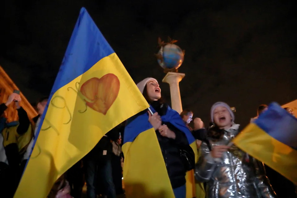 People celebrate after Russia&#39;s retreat from Kherson, in central Kyiv, Ukraine November 11, 2022. REUTERS/Murad Sezer