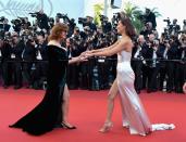 <p>Susan Sarandon und Bella Hadid freuten sich sichtlich darüber die jeweils andere auf dem roten Teppich in Cannes zu sehen… (Bild: Getty Images) </p>