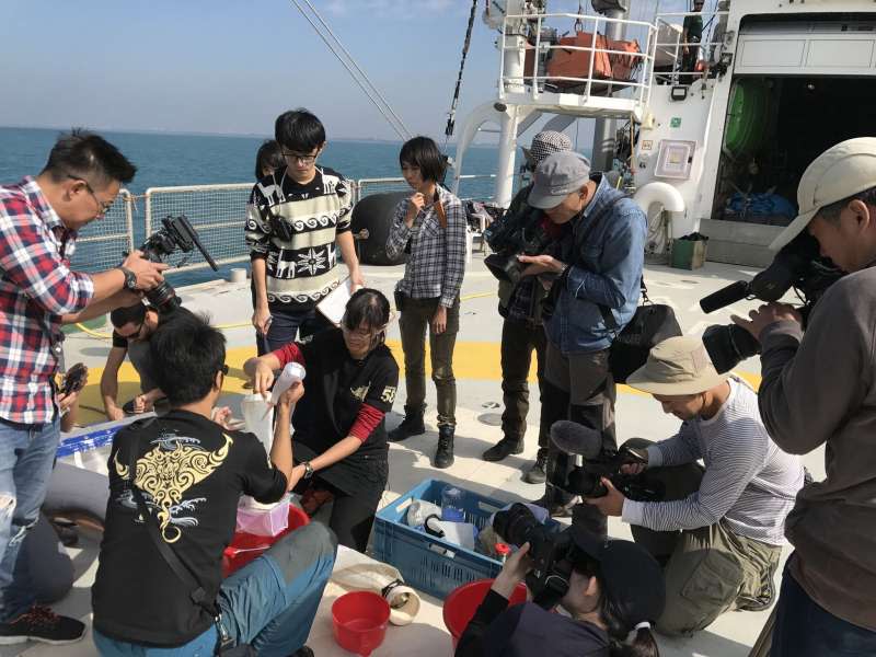 為了建立臺灣海域微塑膠污染資料庫，綠色和平組織先前航至台灣沿海，透過打撈、採樣調查，追溯海洋污染的源頭。（綠色和平組織提供）