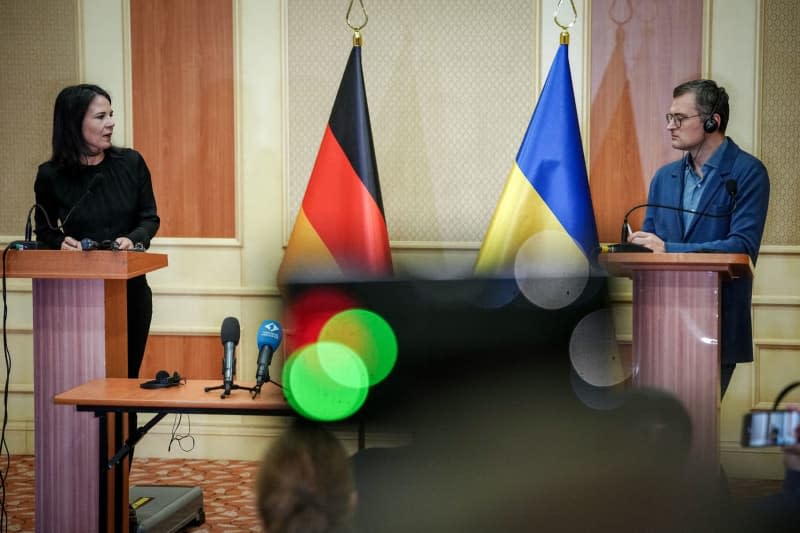 Annalena Baerbock (L), Germany's Foreign Minister, and Dmytro Kuleba, Ukraine's Foreign Minister, hold a joint press conference in Odessa. Kay Nietfeld/dpa