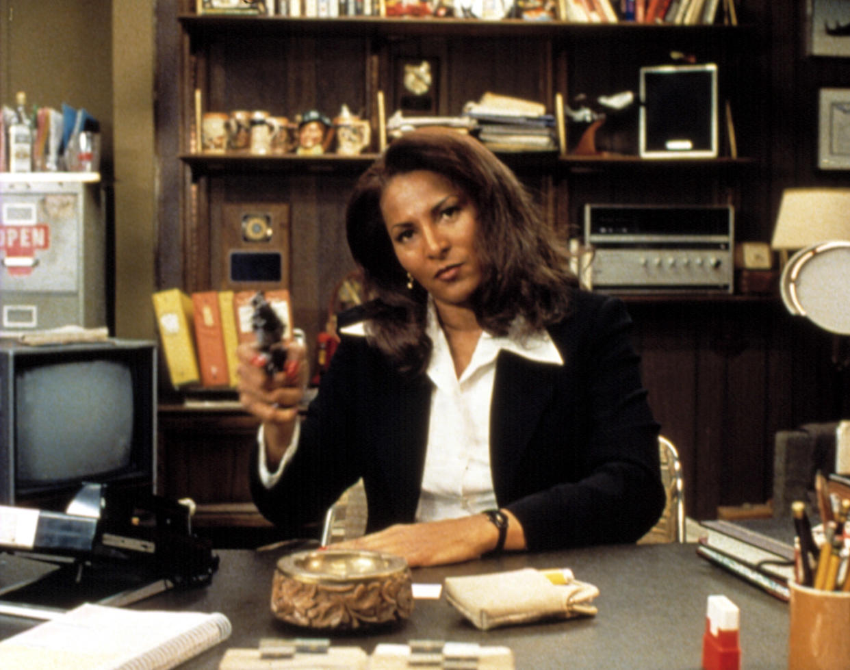 Grier takes aim at one of her best roles in Jackie Brown. (Photo: Miramax/Courtesy Everett Collection)