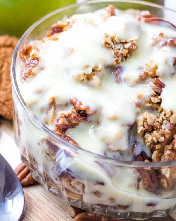 <p><a href="https://www.thecountrycook.net/crock-pot-apple-crisp-with-warm-vanilla-sauce/" rel="nofollow noopener" target="_blank" data-ylk="slk:The Country Cook;elm:context_link;itc:0;sec:content-canvas" class="link ">The Country Cook</a></p>