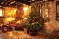 <p>Ce petit hôtel géré par une famille à Oxfordshire pourrait être la solution idéale si vous souhaitez profiter d'une expérience moins éloignée. Le décor rustique-chic vous mettra forcément dans l'ambiance de Noël, tout comme le chemin de la messe de minuit illuminé de lumières, les chasses au trésor et les spectacles pour enfants. [Photo : The Swan & Minster Mill]</p>