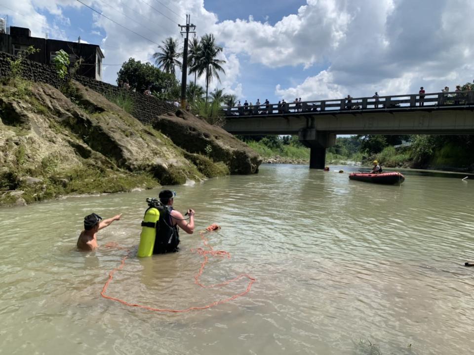 搜救隊在溪中尋找落水男童。（圖／東森新聞）
