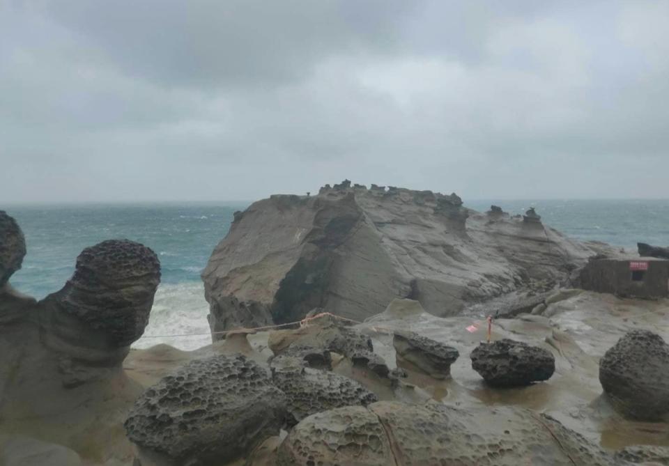 東北角海岸著名自然地景「象鼻岩」，疑似因風浪過大與岩石風化、海水長期侵蝕，岩體的象鼻斷裂落海。（圖取自新北市瑞芳區公所Facebook）