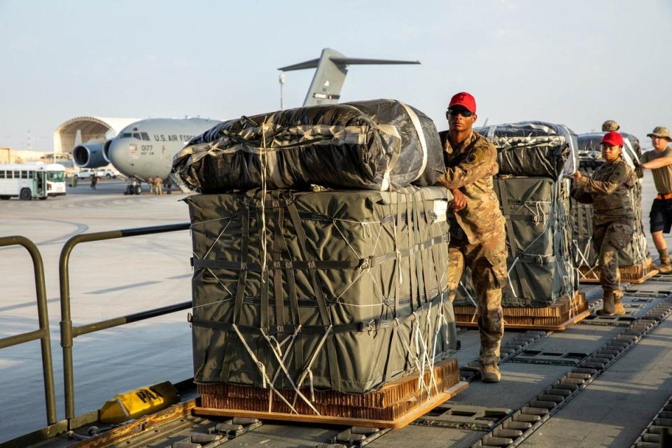 美國空軍3月5日發布照片，顯示軍方正準備空投包裹。路透社