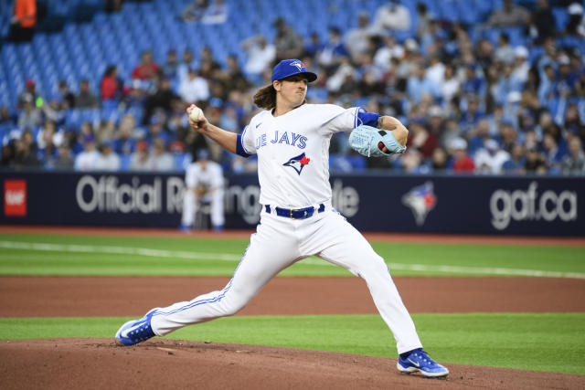 Pedro Martinez throws first pitch at Blue Jays game in Expos jersey