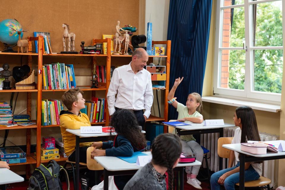 "Tach!" SPD-Kanzlerkandidat Olaf Scholz in der Tesla-Schule in Berlin-Pankow. (Bild: SAT.1/André Kowalski)