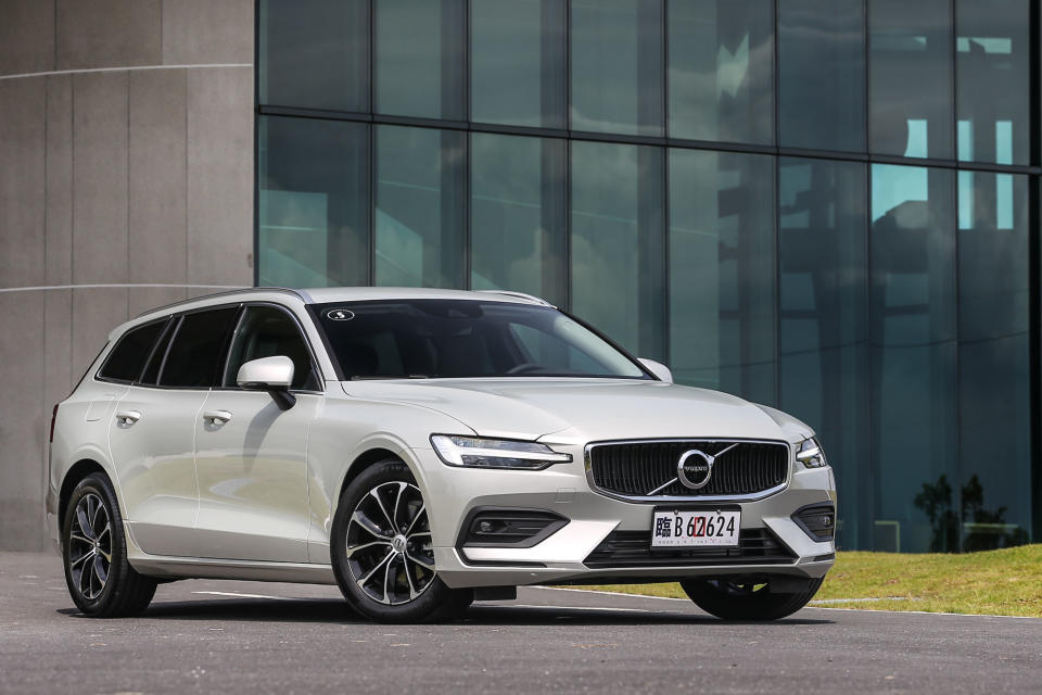 試駕車型為 Volvo V60 T4 Momentum，售價為新台幣 190 萬元。