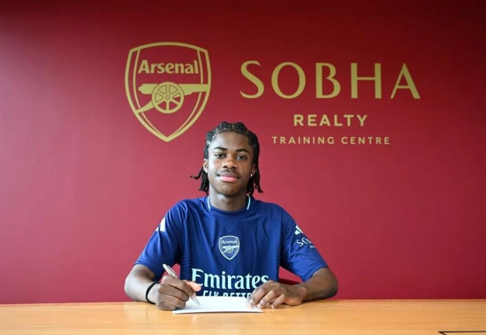 Josh Nichols signs his contract with Arsenal (Photo via Arsenal.com)