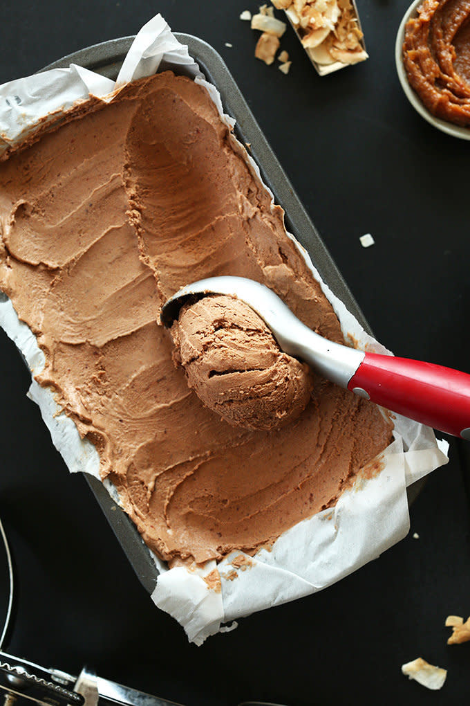 <strong>Get the<a href="http://minimalistbaker.com/no-churn-vegan-chocolate-ice-cream/#_a5y_p=2408296" target="_blank"> No Churn Vegan Chocolate Ice Cream recipe</a> from Minimalist Baker</strong>