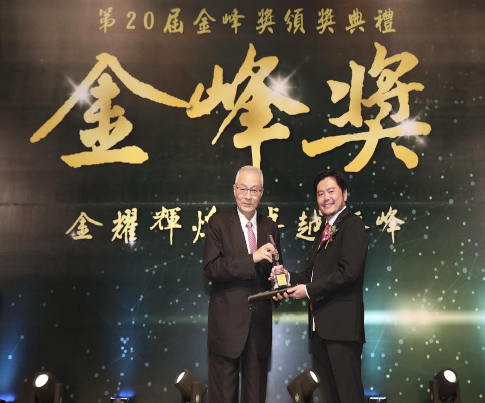 「台灣戴姆勒亞洲商車」執行長王立山代表領獎。