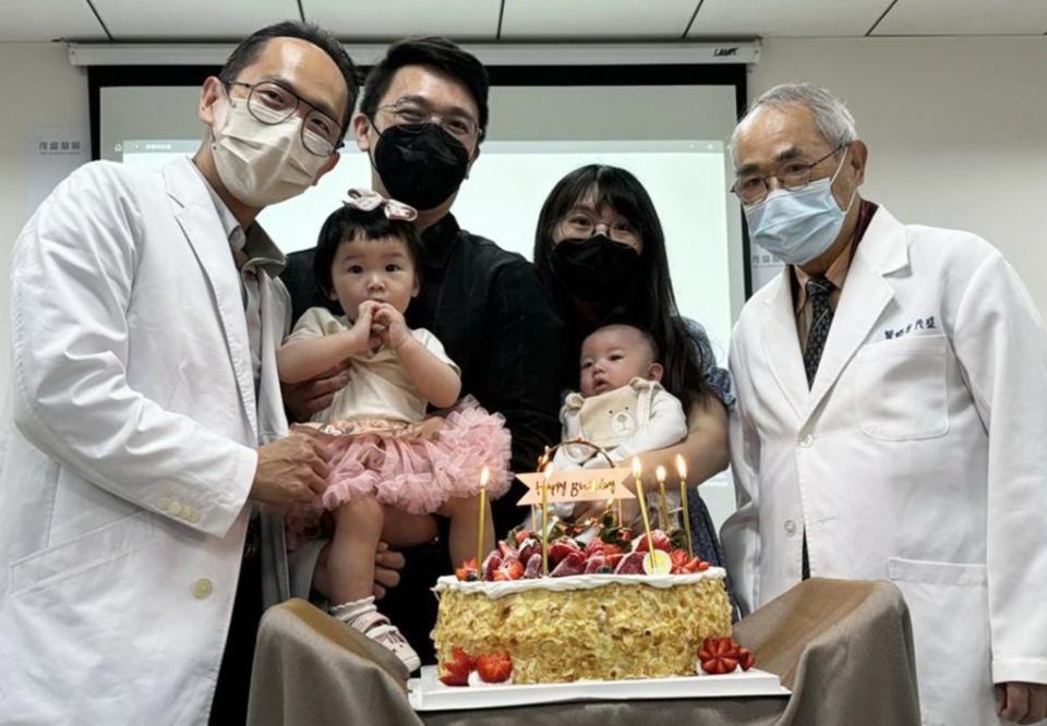 邱女連得2子，昨日和先生一起帶著小孩到茂盛醫院致謝，院方也準備了蛋糕慶祝。 （記者陳金龍攝）