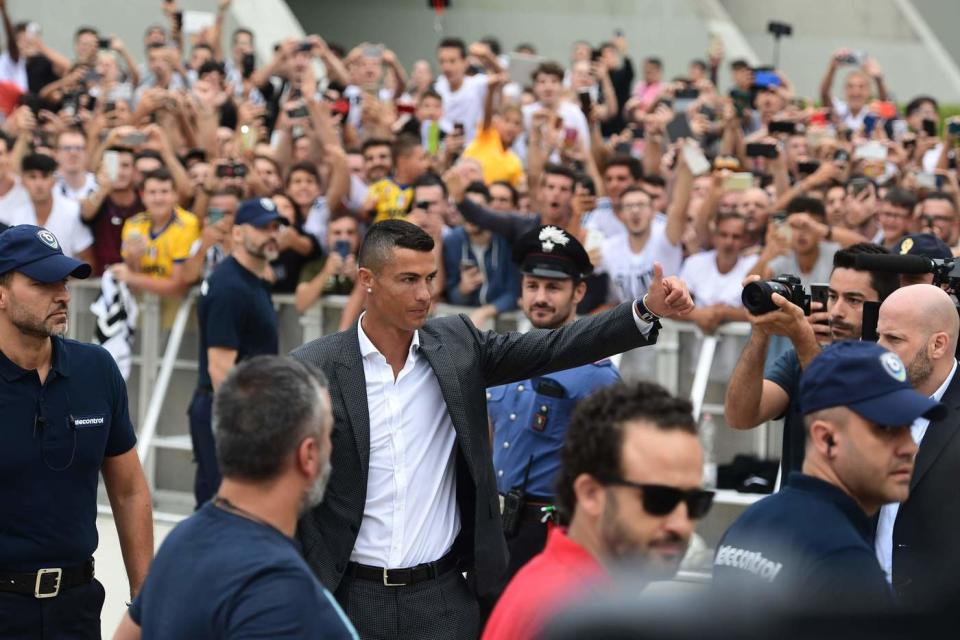 16 luglio: Cristiano Ronaldo saluta i fan fuori dal centro medico della Juventus (foto: LaPresse)