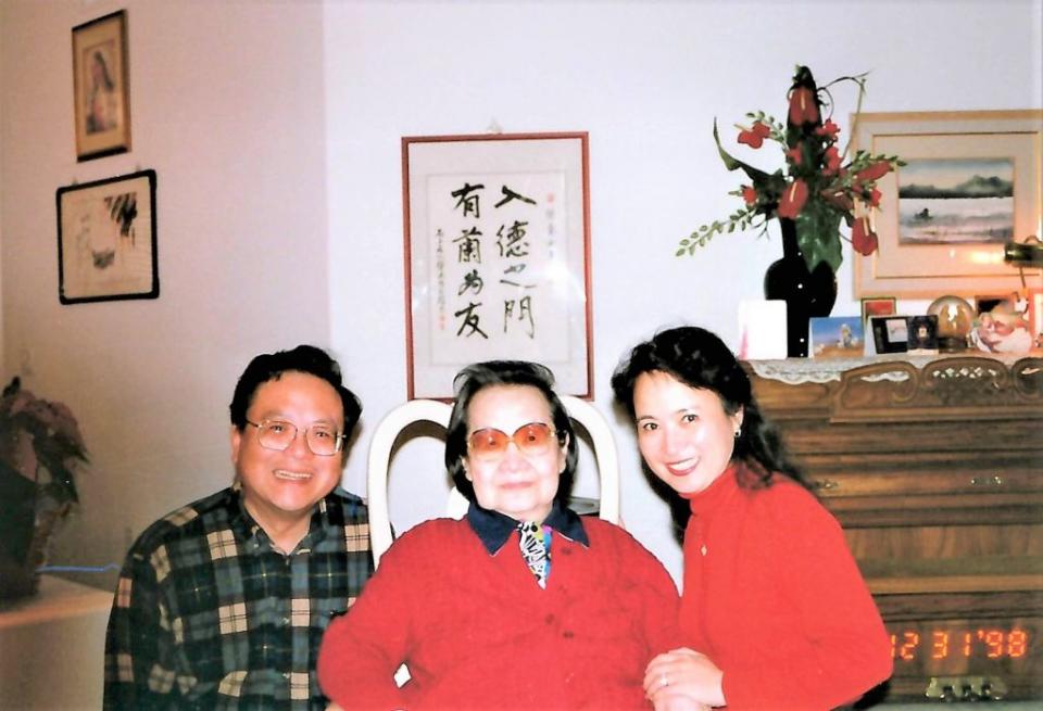 張秀亞和作者夫婦合影(1998年12月31日)