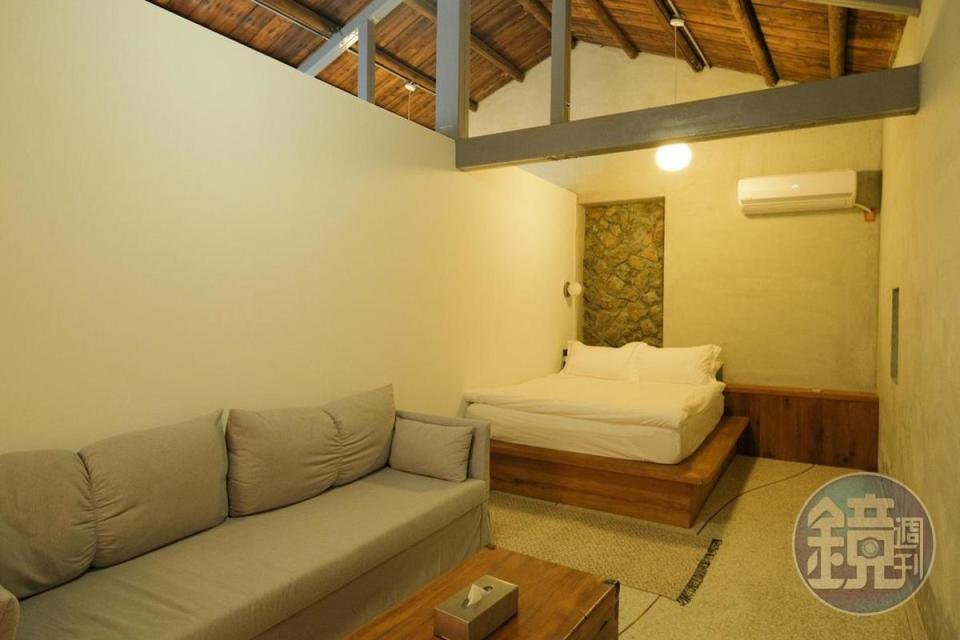臥室空間也可見石頭牆，抬頭還可以看到木造的屋頂。