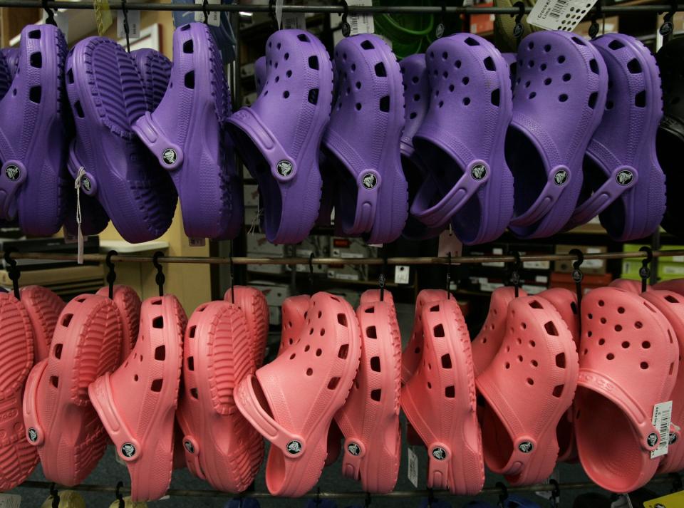 Die einen lieben sie, die anderen hassen sie – aber die Kunststoffschuhe von Crocs sind heute definitiv Kult. (Bild: AP Photo/Charlie Neibergall)