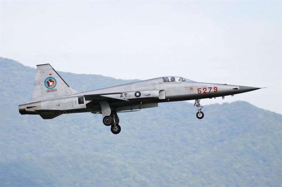 F-5E戰機雖然老舊，但對台灣空防仍屬必要。日本也有戰機老舊問題，而且與台灣一樣遭到共機的疲勞戰術壓迫。（圖／網路）