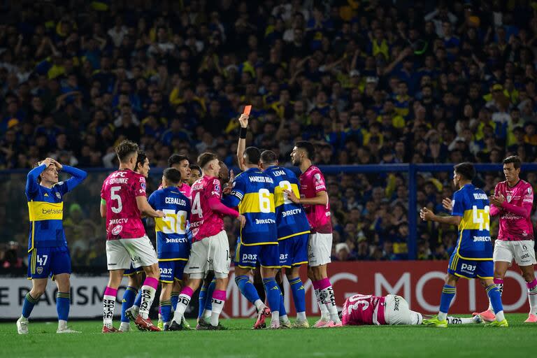 Por momentos, hubo tensión: Matonte le muestra la roja a Delgado, por un planchazo sobre Ibarra