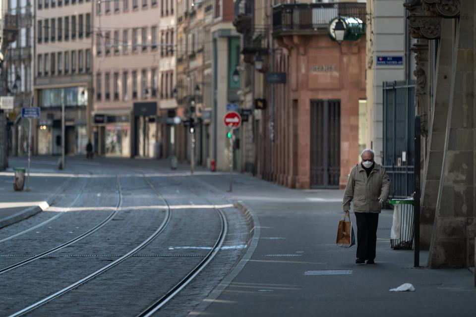 Un senior à Strasbourg le 18 mars 2020, pendant le confinement (photo d'illustration) - Patrick Hertzog-AFP