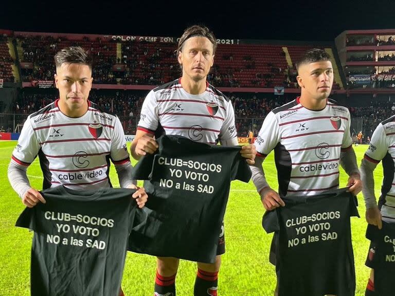 Varios clubes apoyan la determinación de Tapia; aquí, los jugadores de Colon, posando con una camiseta en contra de las SAD