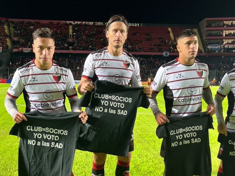 Los jugadores de Colon, posando con la camiseta en contra de las SAD