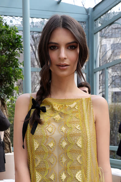 <p>Si llevas el cabello en capas, nuestra sugerencia es recrear este peinado de la actriz, modelo y activista Emily Ratajkowski. Con la raya en medio, haz una trenza lateral holgada. Permite que la capa más corta del otro lado quede suelta para lograr un balance. – <em>Foto: Vittorio Zunino Celotto/Getty Images </em> </p>