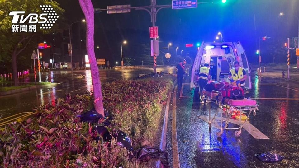 由於撞擊力道過猛，導致蕭男連人帶車噴飛，當場失去生命跡象。（圖／TVBS）