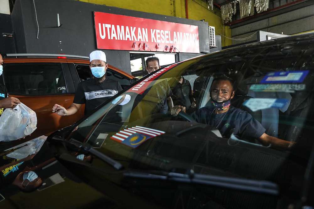 Lew brings smiles to taxi drivers at Kuala Lumpur International Airport with his food boxes. — Picture courtesy of Facebook/ Ebit Lew