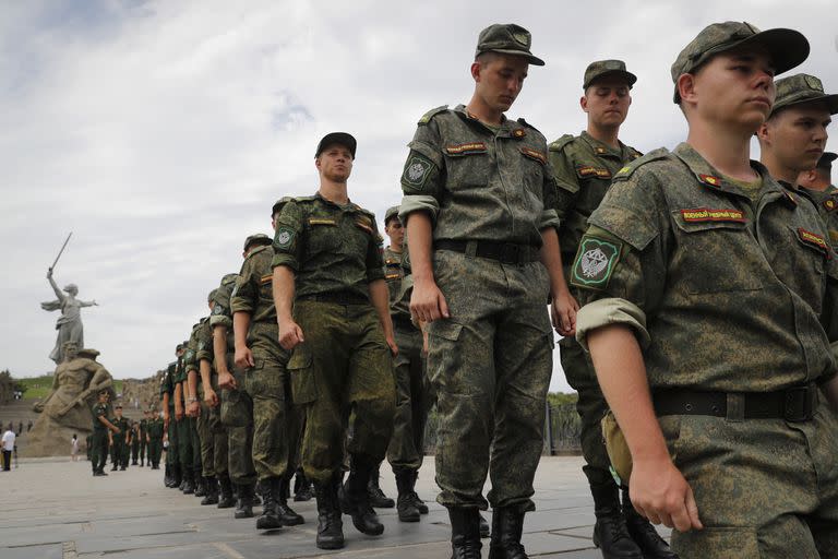 Soldados del Ejército ruso marchan en Volgogrado, el lunes 11 de julio de 2022. Falto de tropas, Putin decidió recientemente reforzar las filas con cientos de miles de reclutas