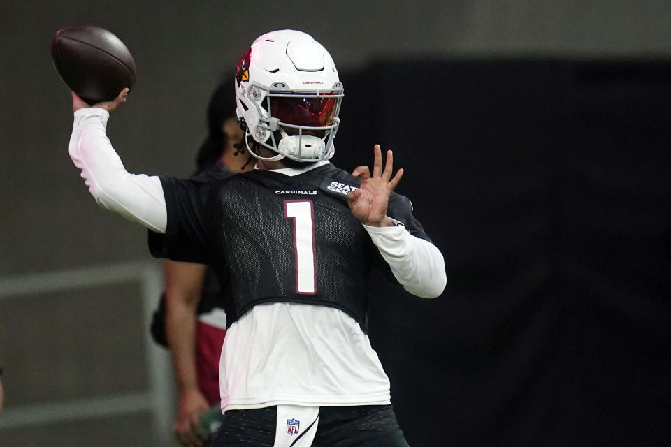 Kyler Murray, quarterback de los Cardinals de Arizona, lanza un pase en un entrenamiento, el jueves 28 de julio de 2022, en Glendale, Arizona. (AP Foto/Ross D. Franklin)