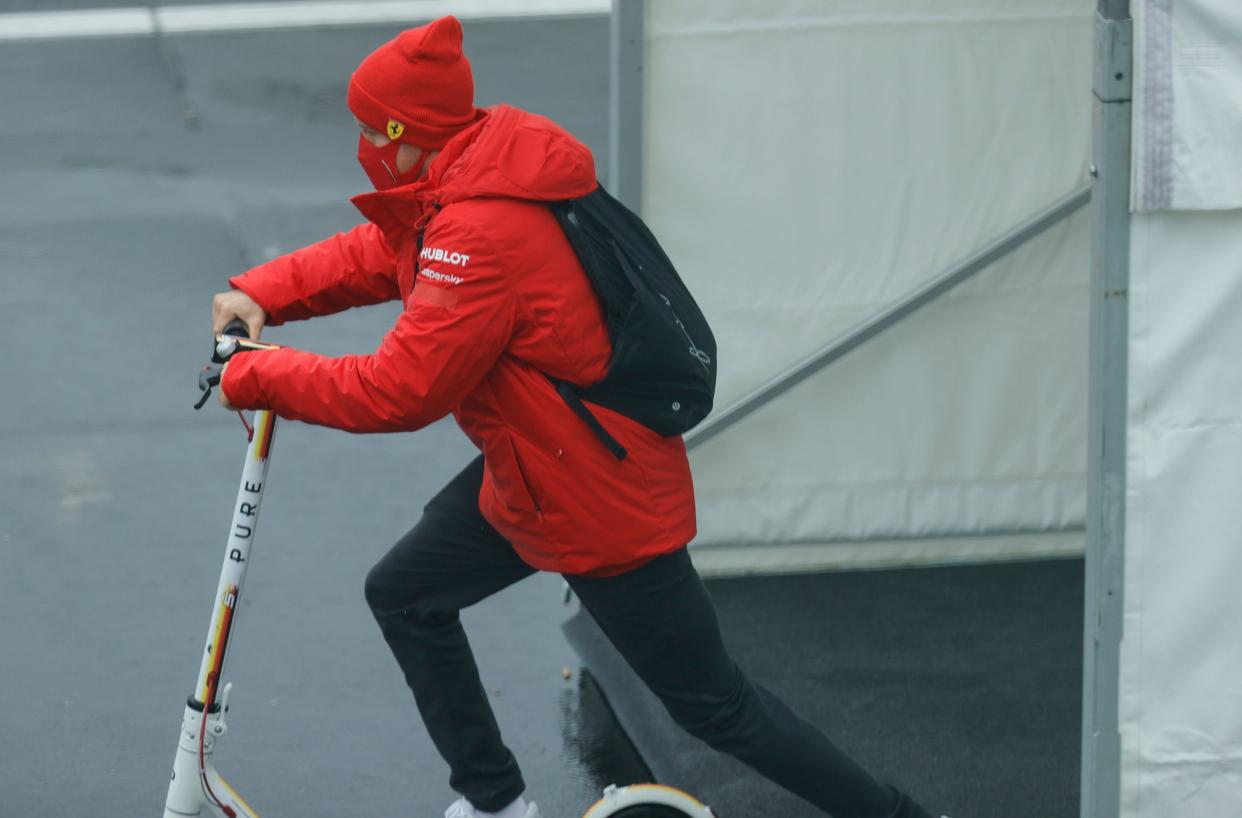 El piloto alemán Sebastian Vettel monta un patinete eléctrico en octubre de 2020. (Foto: Ronald Wittek/AFP vía Getty Images)