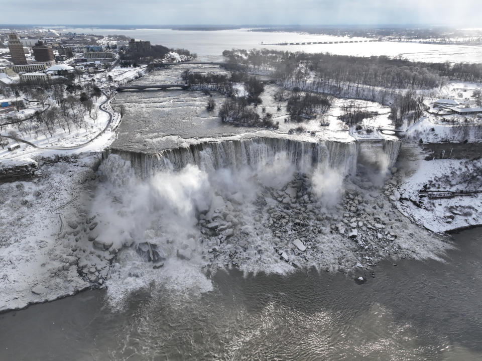 Auch von oben bieten die teilweise eingefrorenen Niagara-Fälle für beindruckende Bilder. (Bild: Lokman Vural Elibol/Anadolu Agency via Getty Images)