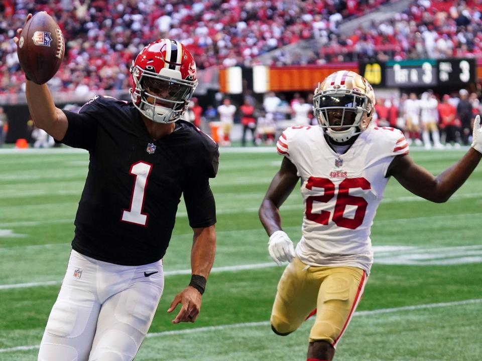 Marcus Mariota runs for a touchdown against the San Francisco 49ers.